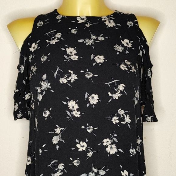 ❗FREE with Purchase ❗XHILARATION Black Floral Cold Shoulder Tunic - Picture 3 of 7